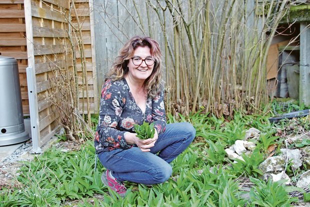 Maya Stürmer weiss: Für und gegen alles ist ein Kraut gewachsen Die Kräutersammlerin Maja Stürmer ist mit dem Sammeln von Bärlauch in die heurige Kräutersaison gestartet – nur eines von 200 Kräutern, welche sie sammelt.(Bild Hans Rüssli)
