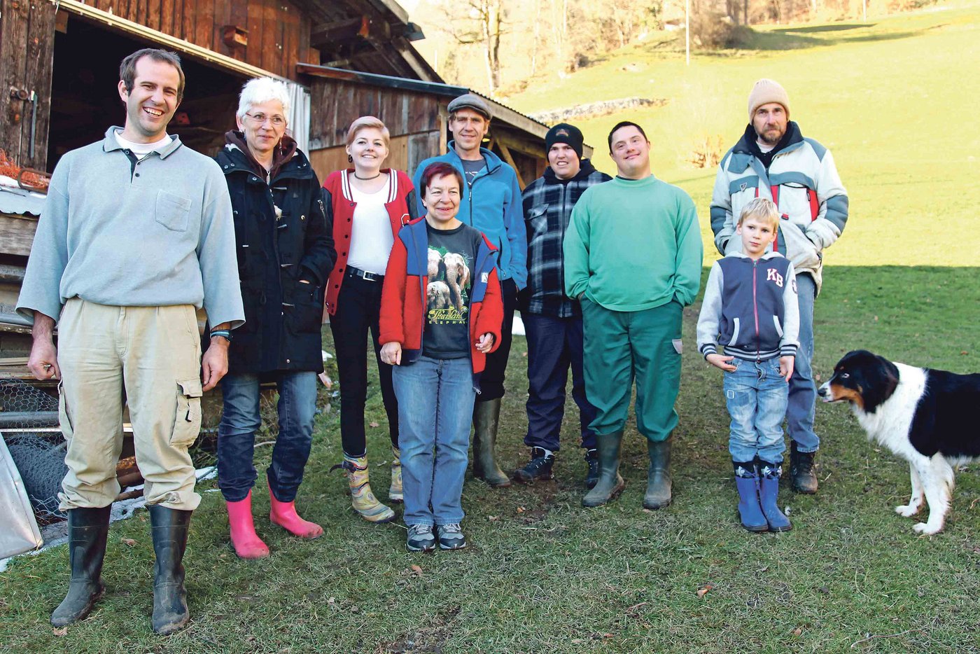  Die Lebensgemeinschaft (v. . . .): Patrick, Mitarbeiterin Doris, Lernende Michelle, Heidi, Teamleiter Markus Guntli, Jasmin, Florian, Samuel Guntli und Peter. Es fehlt Susanne Guntli. (Bild asw)