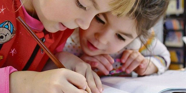 Unterrichtsmaterial zur Ernährung mit tierischen Produkten sei zu verbieten, findet Greenpeace. Der Bund empfiehlt aber, mehr Milch zu konsumieren. Ein Widerspruch. 