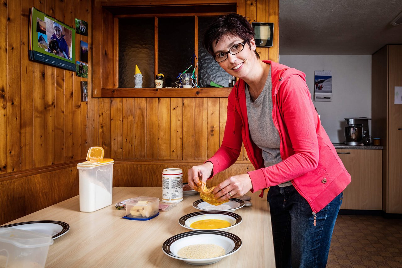 Landfrauenküche 2019 - Manuela Achermann Foto-Shooting beim Zubereiten von Essen (Bild: SRF/Ueli Christoffel)
