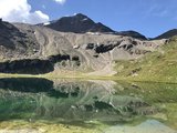 Spiegelglatt schmiegt sich der Grualetschsee in seine Mulde. 