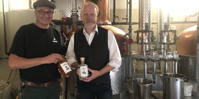 Ruedi Kobelt (li) und Dieter Messmer haben zusammen an einem Destillat aus Zuckerrübendicksaft getüftelt. Für das Endprodukt wurden sie an der nationalen Spirituosenprämierung mit Gold und Silber ausgezeichnet. (Bilder Esther Thalmann
