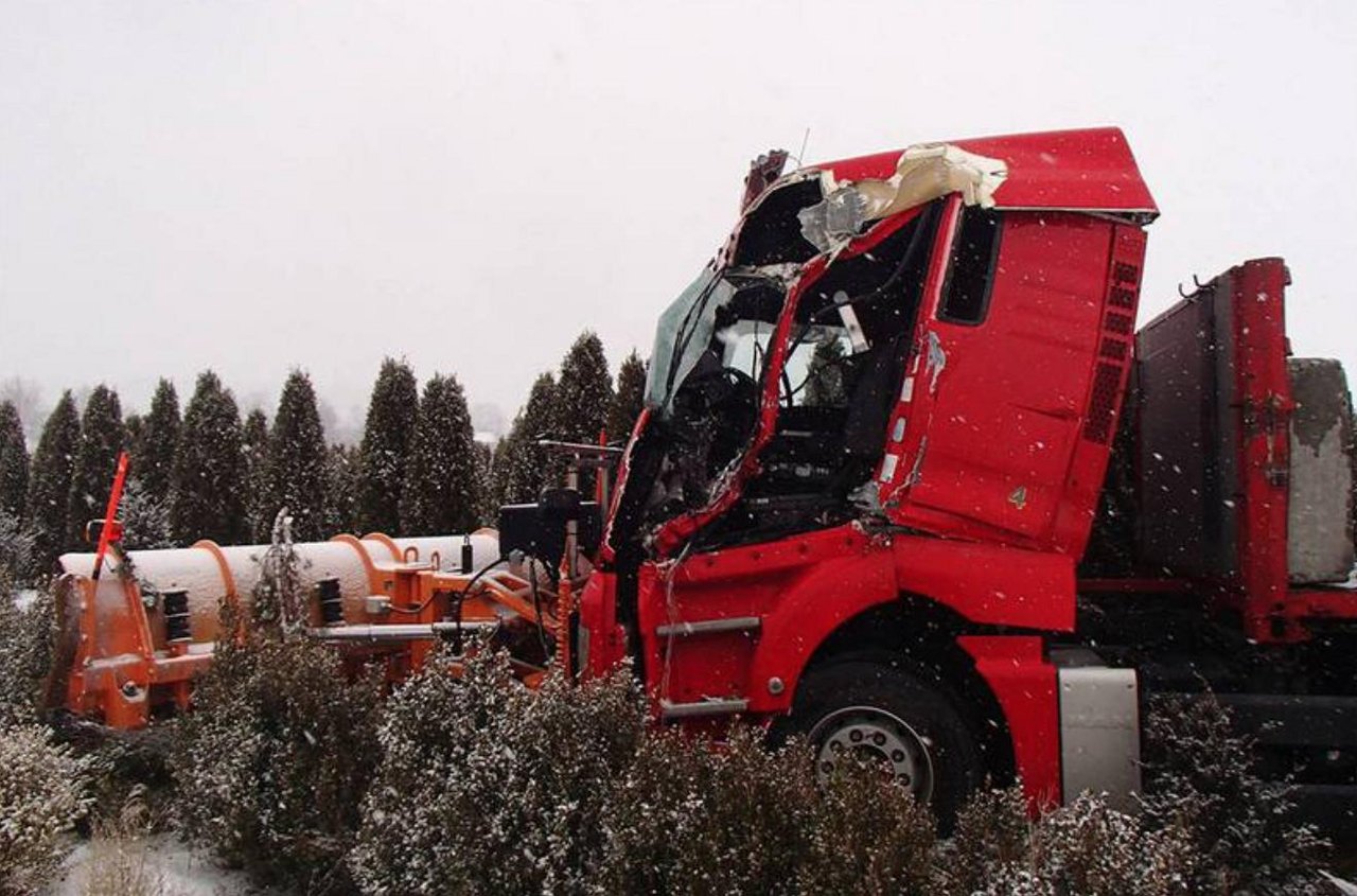 Nach einer Kollision mit einem Lastwagen landete ein Schneepflug in einer Baumschule. (Bild Kantonspolizei Aargau) 