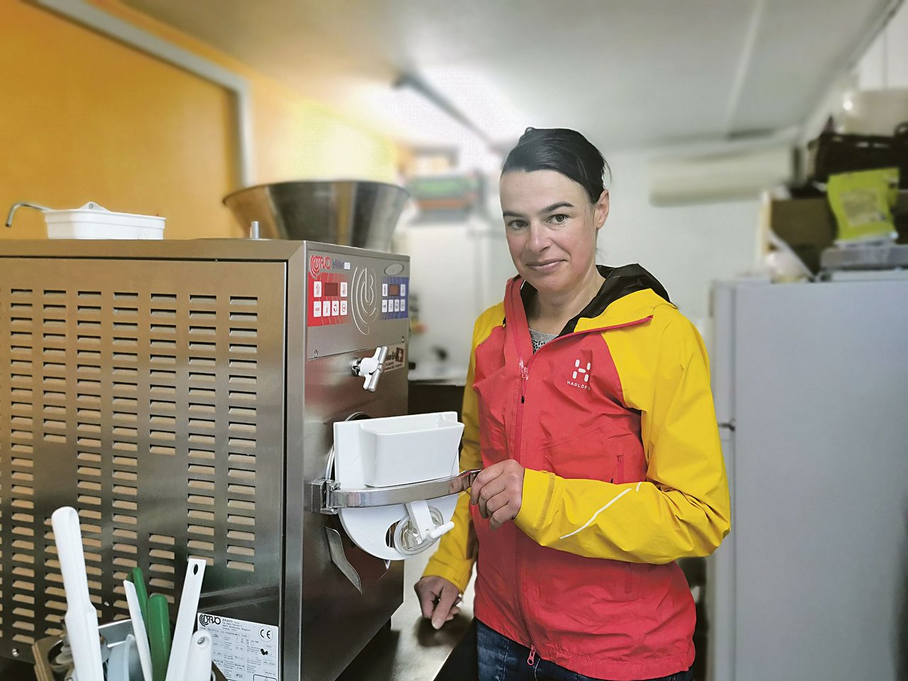 Im Container neben dem Haus bereitet Silvia Gerber täglich die Grossmatthof-Glace zu.