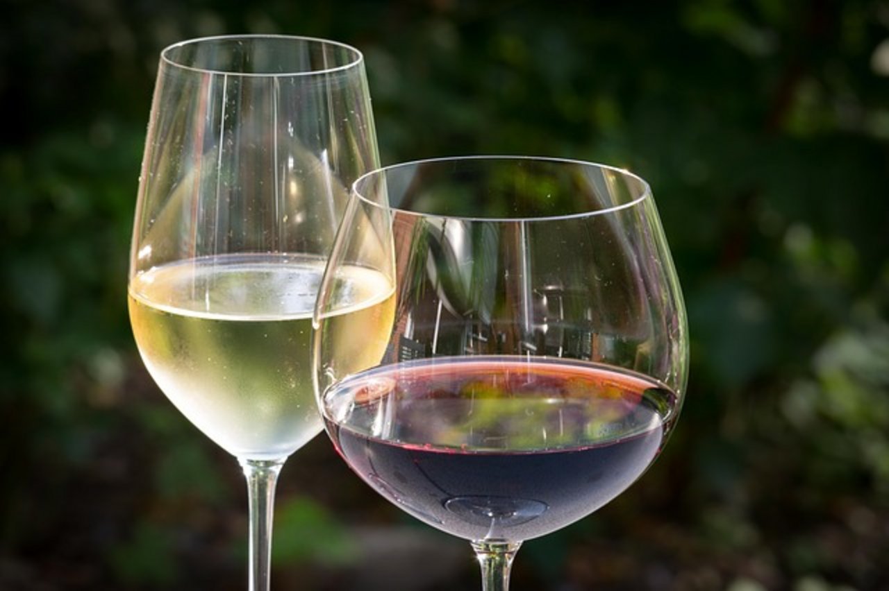 25,5 Millionen Kilo roter und 20,3 Millionen Kilo weisser Wein wurden 2019 eingekellert. (Bild Pixabay)