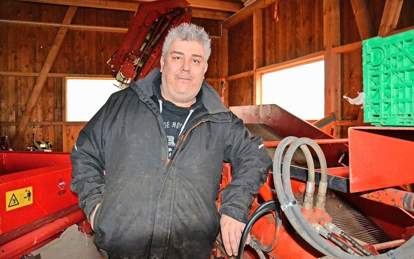 Nach jahrelangem Tüfteln ist Familie Bobst für Steckzwiebeln eingerichtet. So besitzen die Solothurner etwa eine Erntemaschine mit feiner Siebkette, um die kleinen Zwiebelchen zu bergen.