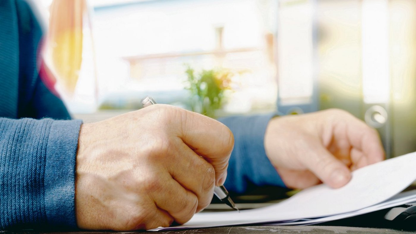 Die HAFL verschickt am 5. November Fragebögen an 5600 Betriebe. Die Angaben der ausgefüllten Fragebögen sollen helfen, ein nationales Inventar der Ammoniakverluste zu erstellen. (Bild Adobe Stock)