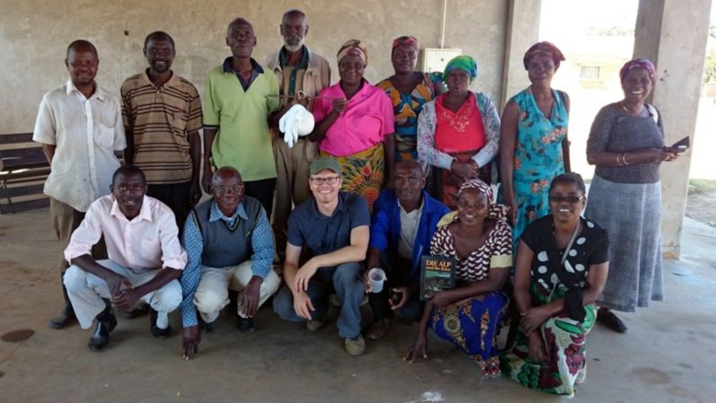 Gruppenbild der Ziger-Jagdsafari in Kanakantapa. Die (Aus)Beute hängt zum Abtropfen am einem Stock.