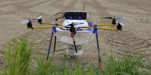 Mit dieser Drohne werden Maiszünsler abgeworfen. (Bild Michael Wahl)