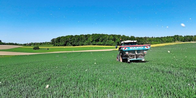 Landwirte und Landwirtinnen kennen ihre Felder und deren Eigenheiten. Dieses Wissen über nasse, steinige oder weniger ertragreiche Stellen in die Technik zu übersetzen, ist kein einfaches Vorhaben.