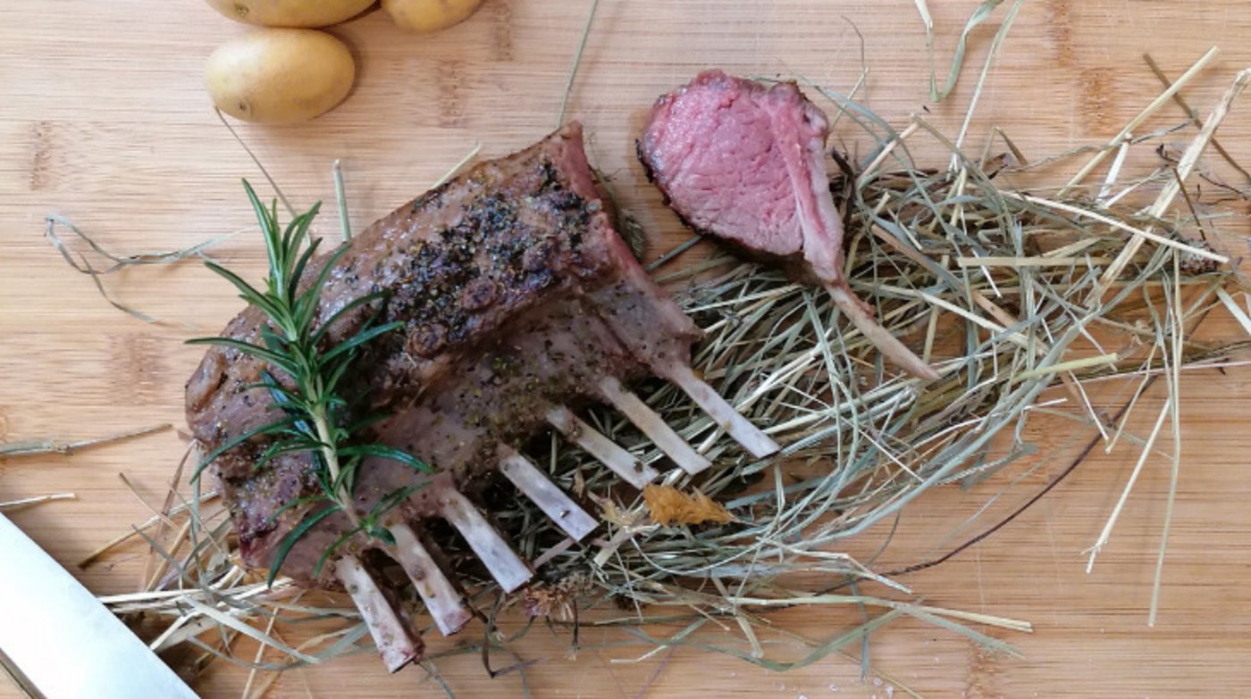 Heu ist nicht nur für Nutztiere wertvoll, sondern kann auch vielseitig in der menschlichen Ernährung eingesetzt werden. Dies beweist das Gericht «Lammracks im Heu gegart». (Bild Linus Müller)