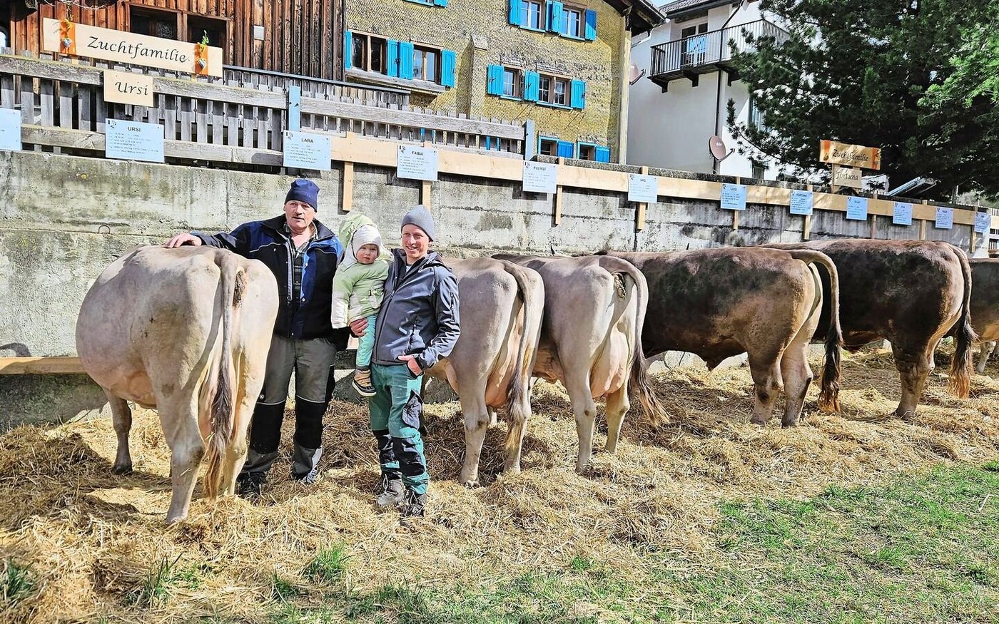 Markus, Oliver und Franz Meuli (v. l.) mit der weiblichen Zuchtfamilien Ural Ursi, die eine sehr hohe Punktzahl von 87 Punkten erreichte.  