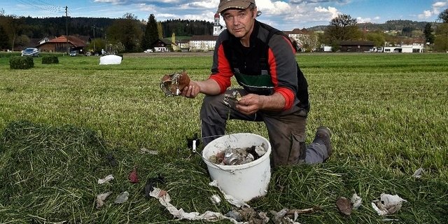 Hansruedi Hegi ärgert sich über den Abfall in ­seinem Feld. (Bild Thomas Peter, Langenthaler Tagblatt)