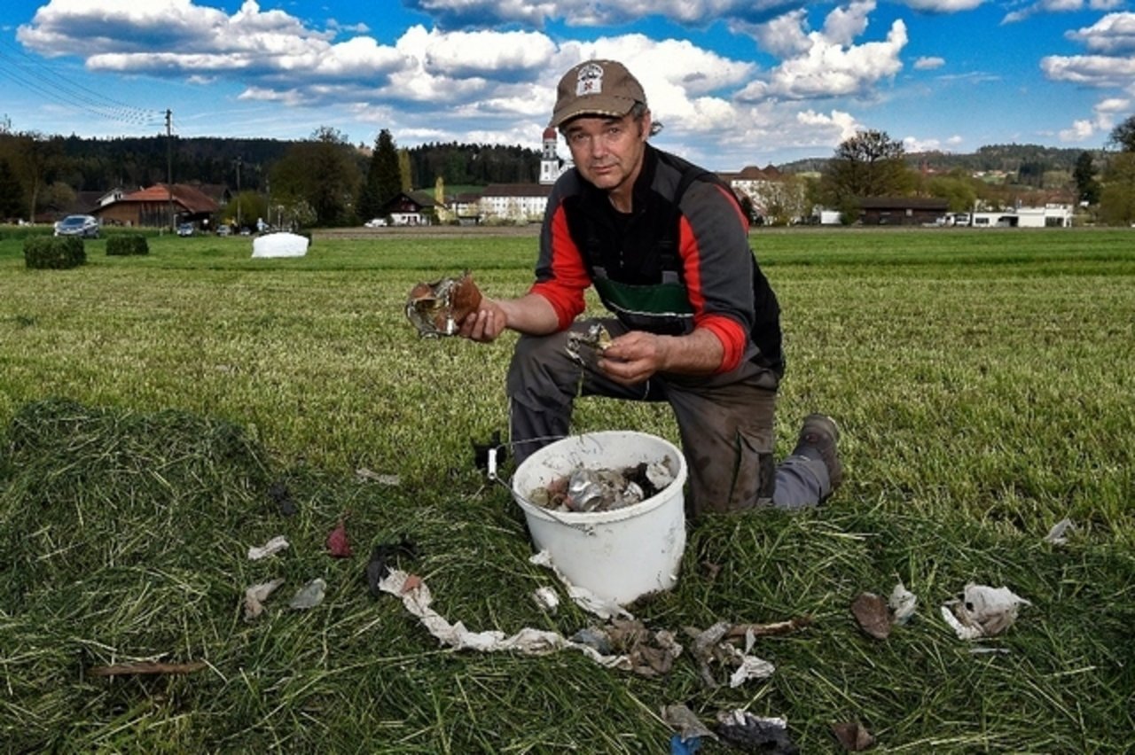 Hansruedi Hegi ärgert sich über den Abfall in ­seinem Feld. (Bild Thomas Peter, Langenthaler Tagblatt)