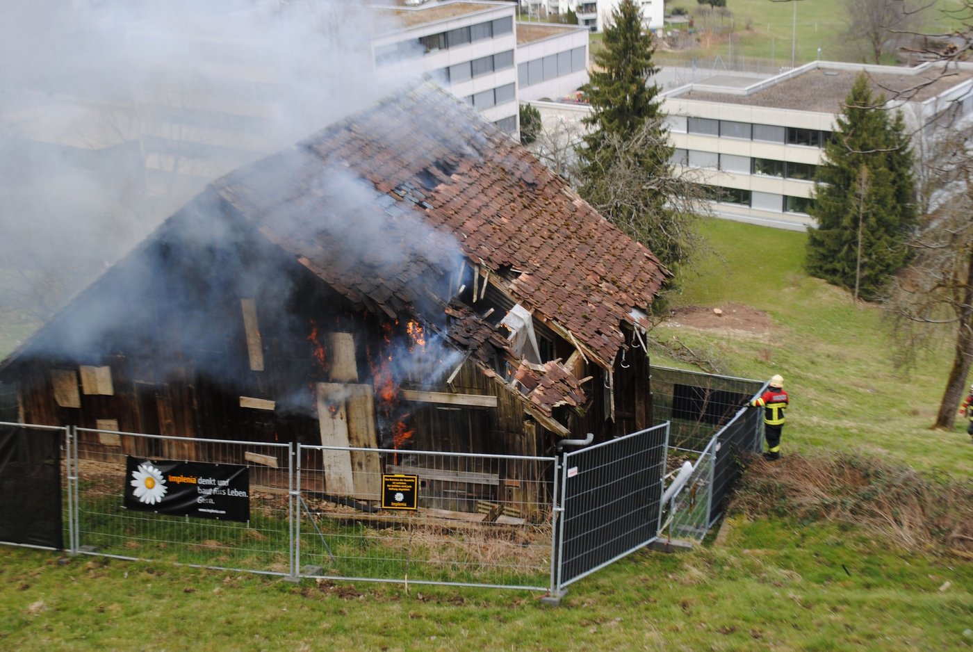 Zwei zeuselnde Knaben steckten diese Scheune in Brand. (Bild Kapo LU)