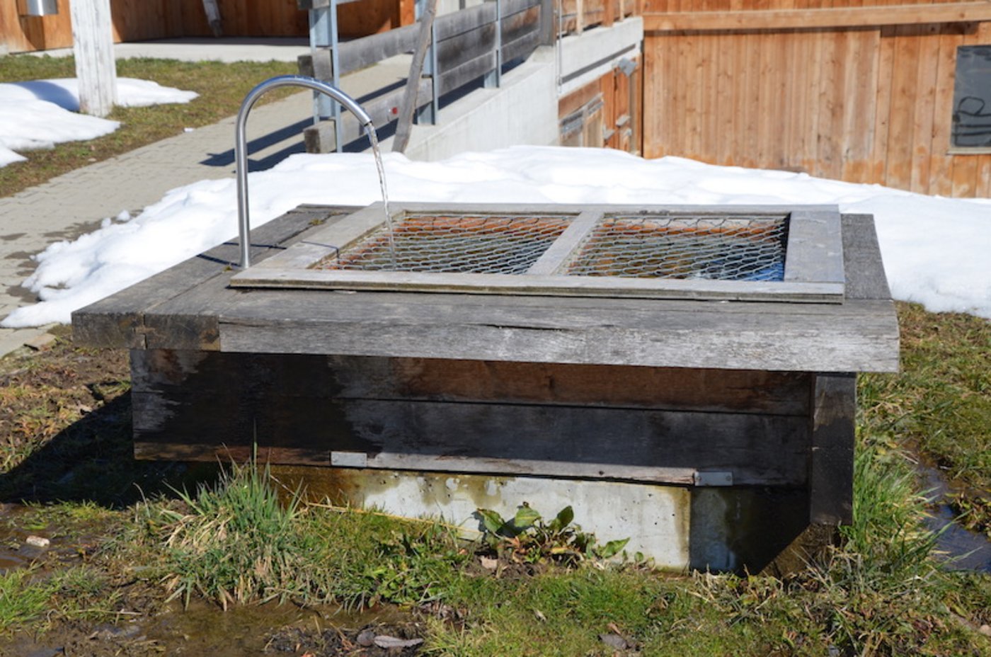 Sind Kinder unter den Gästen, empfiehlt es sich, besonders vorsichtig zu sein und sogar einen Brunnen abzudecken, damit keines ertrinkt.