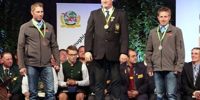 Das Podest im Stoppelfeld mit Thomas Cochrane (mitte), Beat Sprenger (links) und Marco Angst. (Bild zVg)