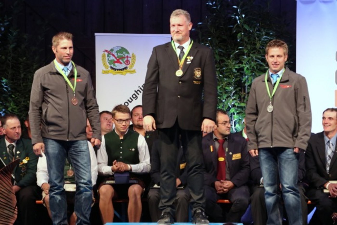 Das Podest im Stoppelfeld mit Thomas Cochrane (mitte), Beat Sprenger (links) und Marco Angst. (Bild zVg)