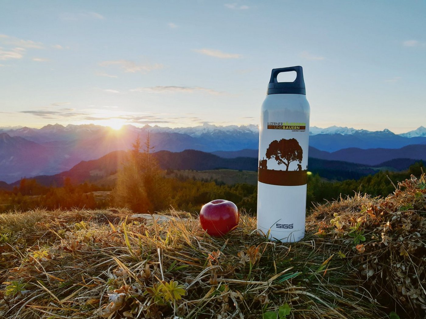 Marco Vogel aus Ebnet fotografierte den Sonnenaufgang auf der Risete kurz vor dem Einschneien mit der geschenkten LBV-Thermosflasche und einem Spartan-Apfel. (Bild Marco Vogel)