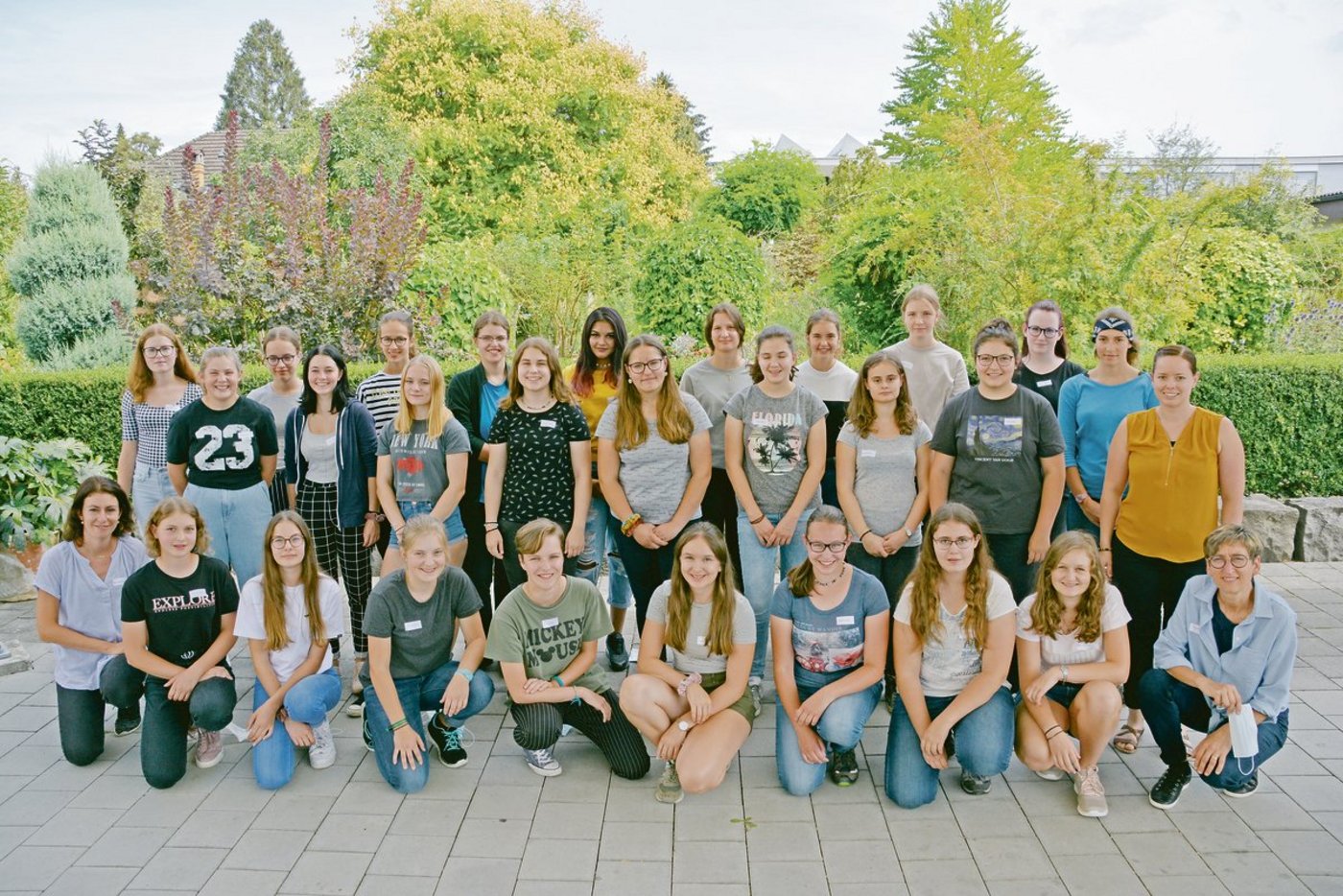 Die 26 jungen Frauen im Schulgarten in Sursee. Links Vera Bühlmann, Leiterin Agirprakti und rechts Silja Müller (vorne) und Sabrina Schürch (hinten), Lehrpersonen Agriprakti.(Bild Franziska Jurt)