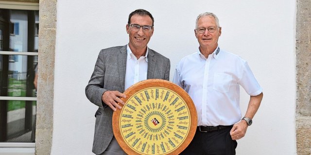 Der Direktor der Sortenorganisation Gruyère AOP Philippe Bardet (links) zusammen mit dem Präsidenten Pierre-Ivan Guyot.