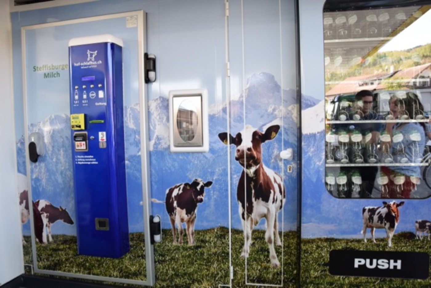 Der neue Milchautomat von Familie Peter ist topmodern. 