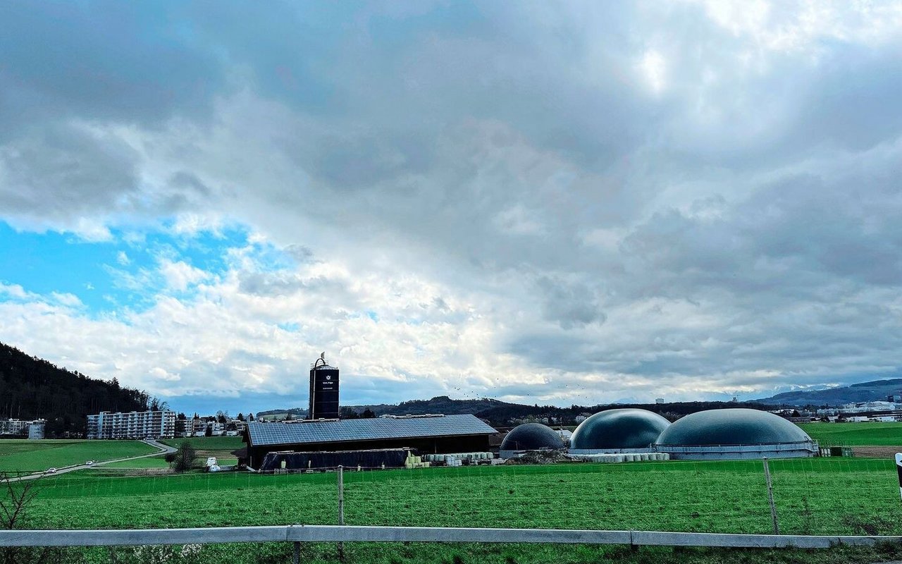 Von der A1 gut sichtbar: die Biogasanlage von Peter Wyss in Ittigen BE. Von der Einspeisung der Anlage bis zur vollständig fermentierten Gärgülle vergehen 60 bis 90 Tage.