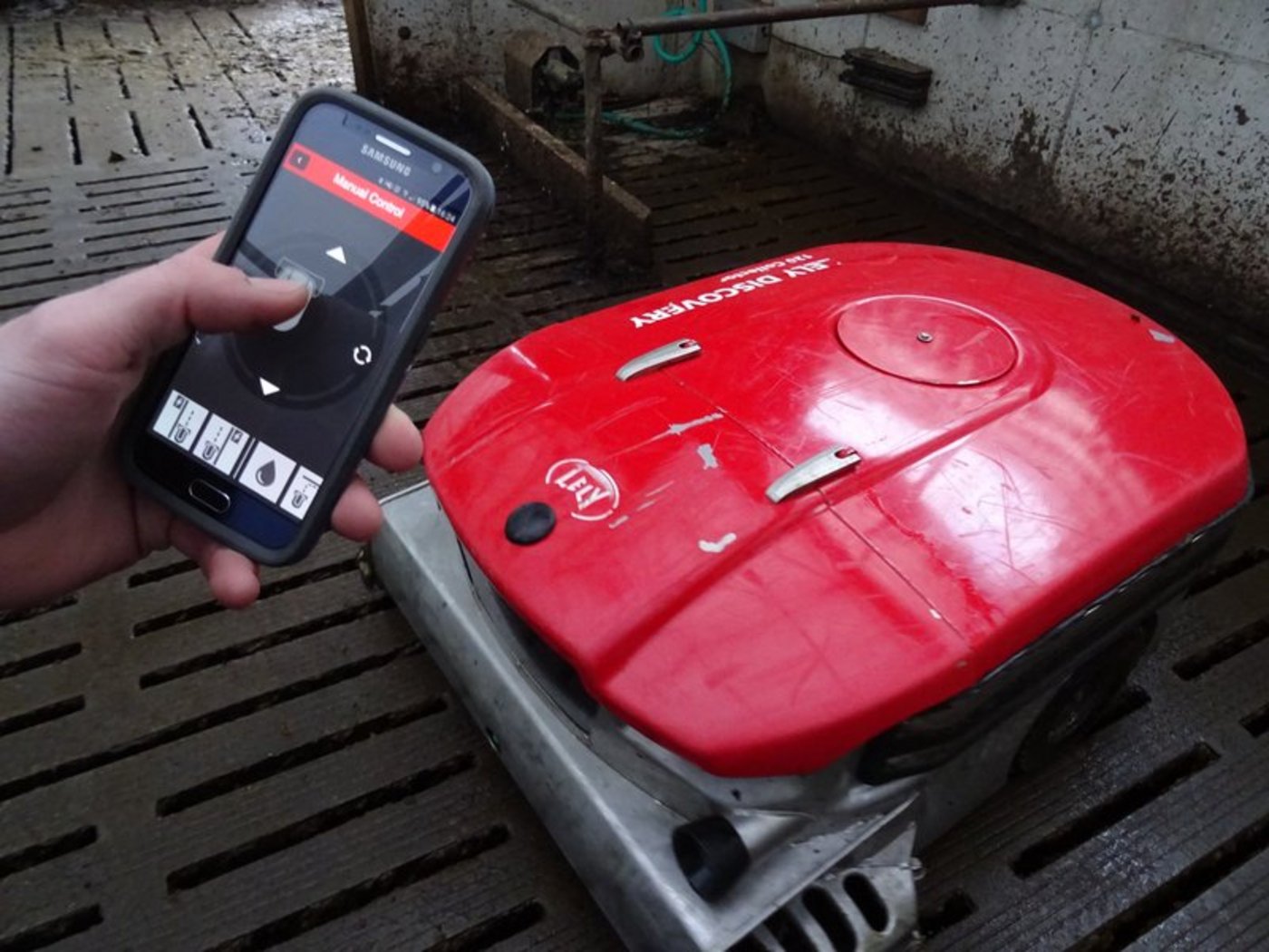 n der Tierhaltung kommen Smartphones zum Einsatz. Hier wird mit einer App ein Entmistungsroboter gesteuert. (Bild Roman Engeler)