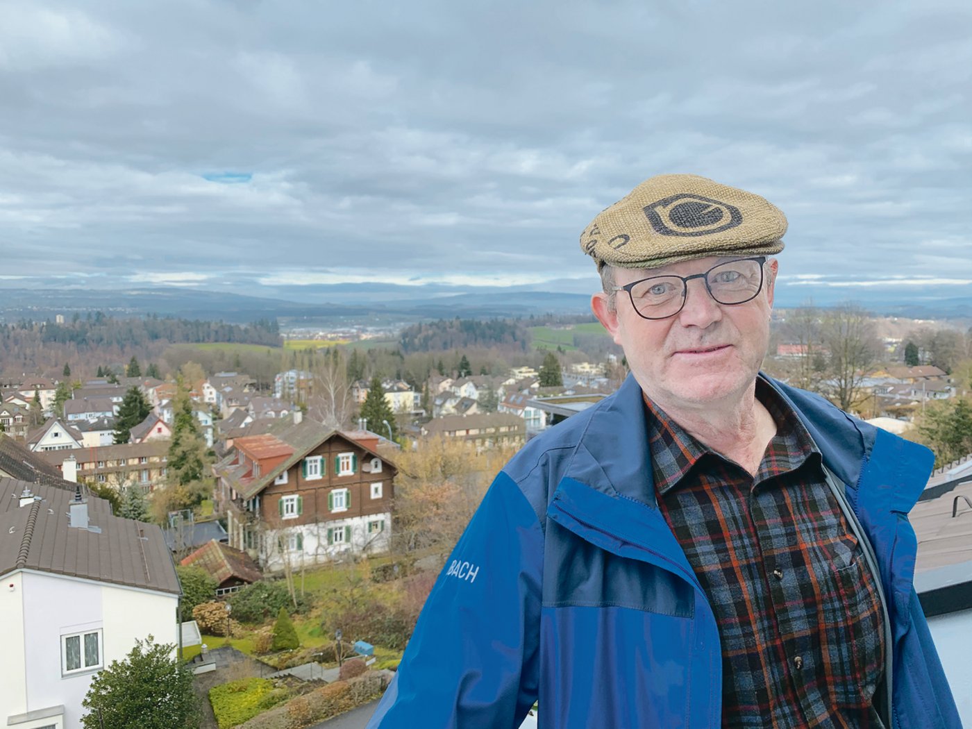 Franz Helfenstein auf dem Balkon mit Blick Richtung Seetal und seinen Heimatort Emmen, fast bis zu seinem ehemaligen Bauernhof Oberhasli. 