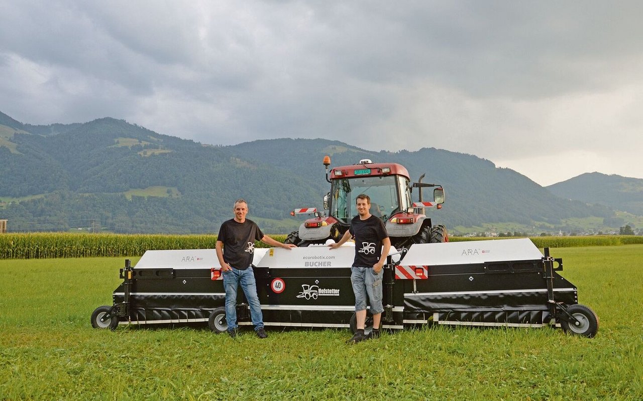 Die Brüder Hofstetter aus Benken haben für ihr Lohnunternehmen eine ARA gekauft. Ihre Dienste mit der Maschine sind gefragt.