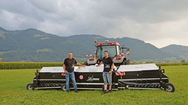 Die Brüder Hofstette Die Brüder Hofstetter aus Benken haben für ihr Lohnunternehmen eine ARA gekauft. Ihre Dienste mit der Maschine sind gefragt.