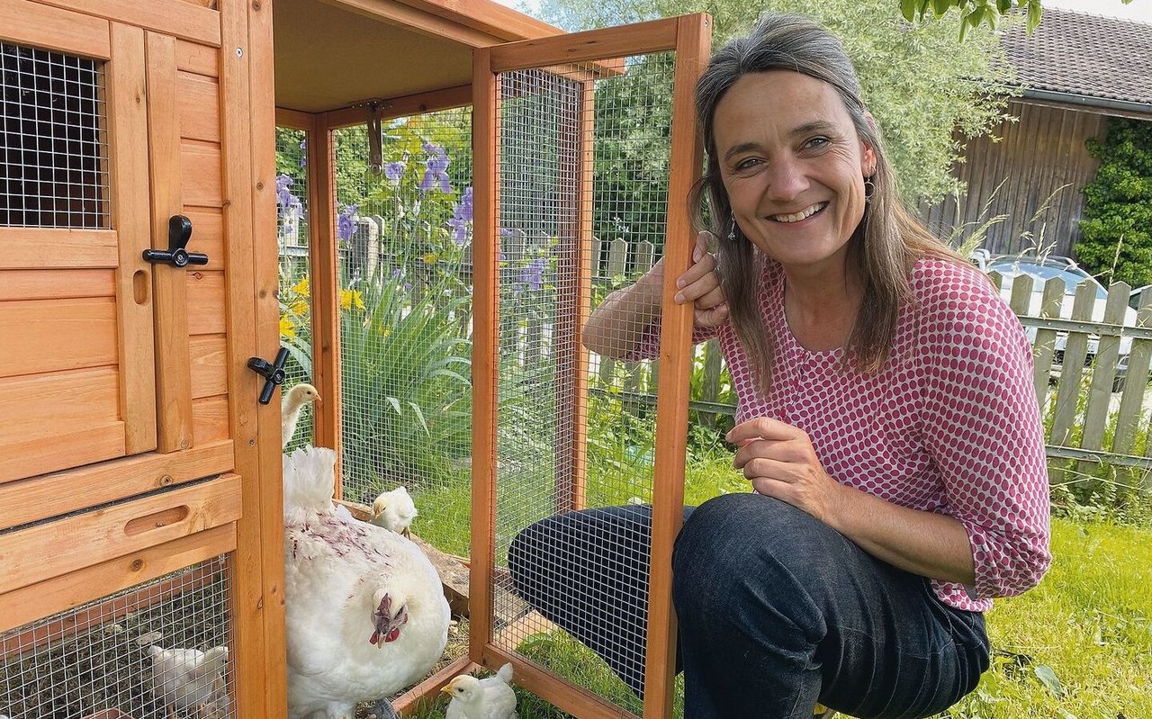Lilian Fankhauser kümmert sich auf dem Hof «Wegmatte» in Diemerswil BE unter anderem um die Hühner. Hauptberuflich arbeitet die 52-Jährige an der Uni Bern. 