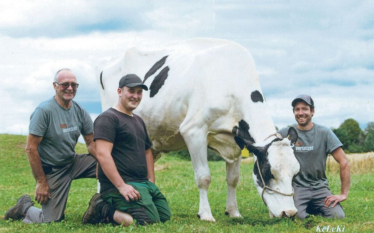 Sie erfüllt das Zuchtziel: Walkers Leader Michaela VG 88 erzielte eine Lebensleistung von 169 194 kg Milch. Stolz zeigen sich Erich und Christian Walker mit dem damaligen Lehrling Luan Gilgen. 