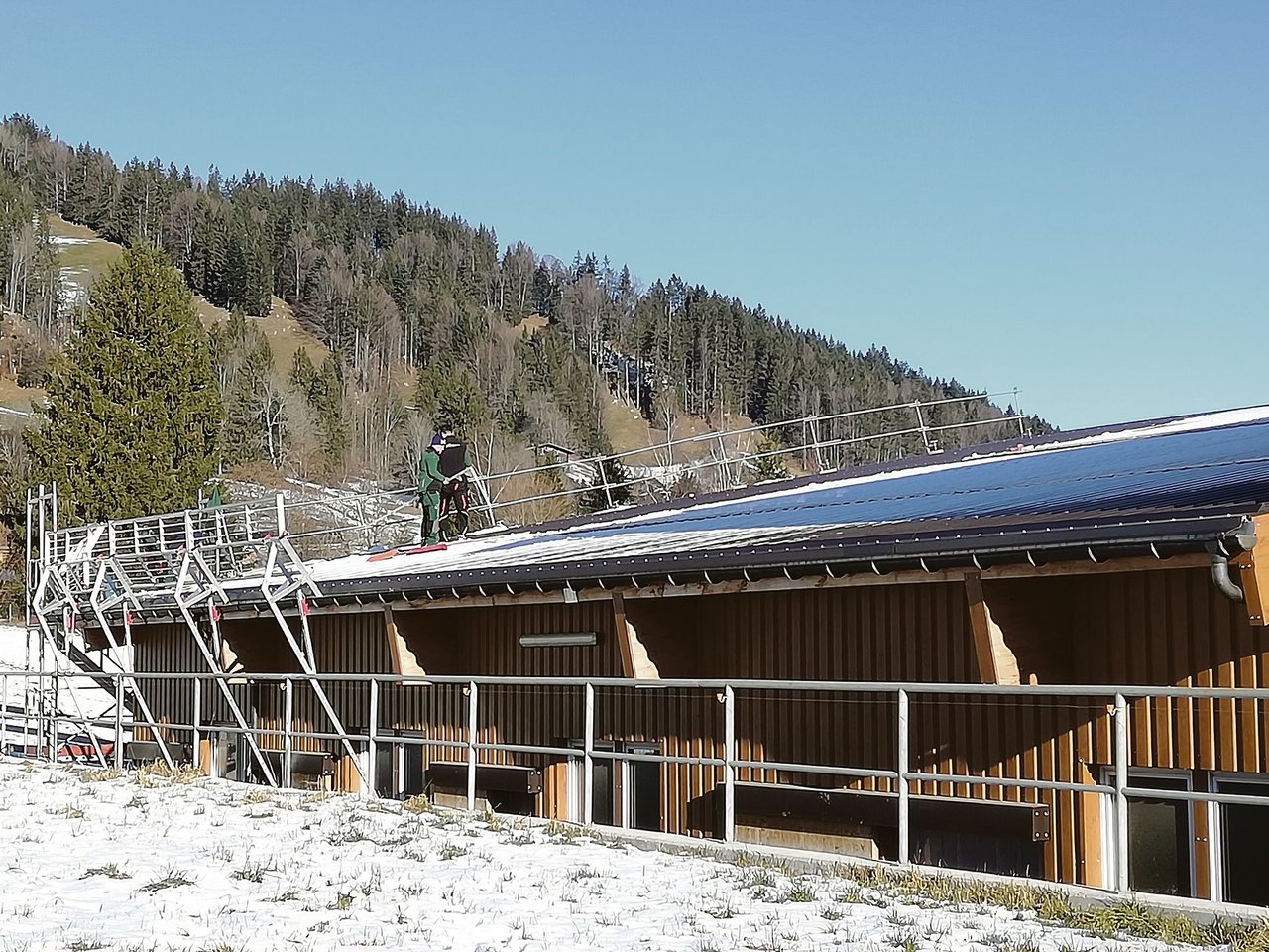 Montage von Solarmodulen auf das Dach der neuen Scheune auf dem Hof Gutgrund von Familie Kälin in Gross. (Bild Markus Kälin)