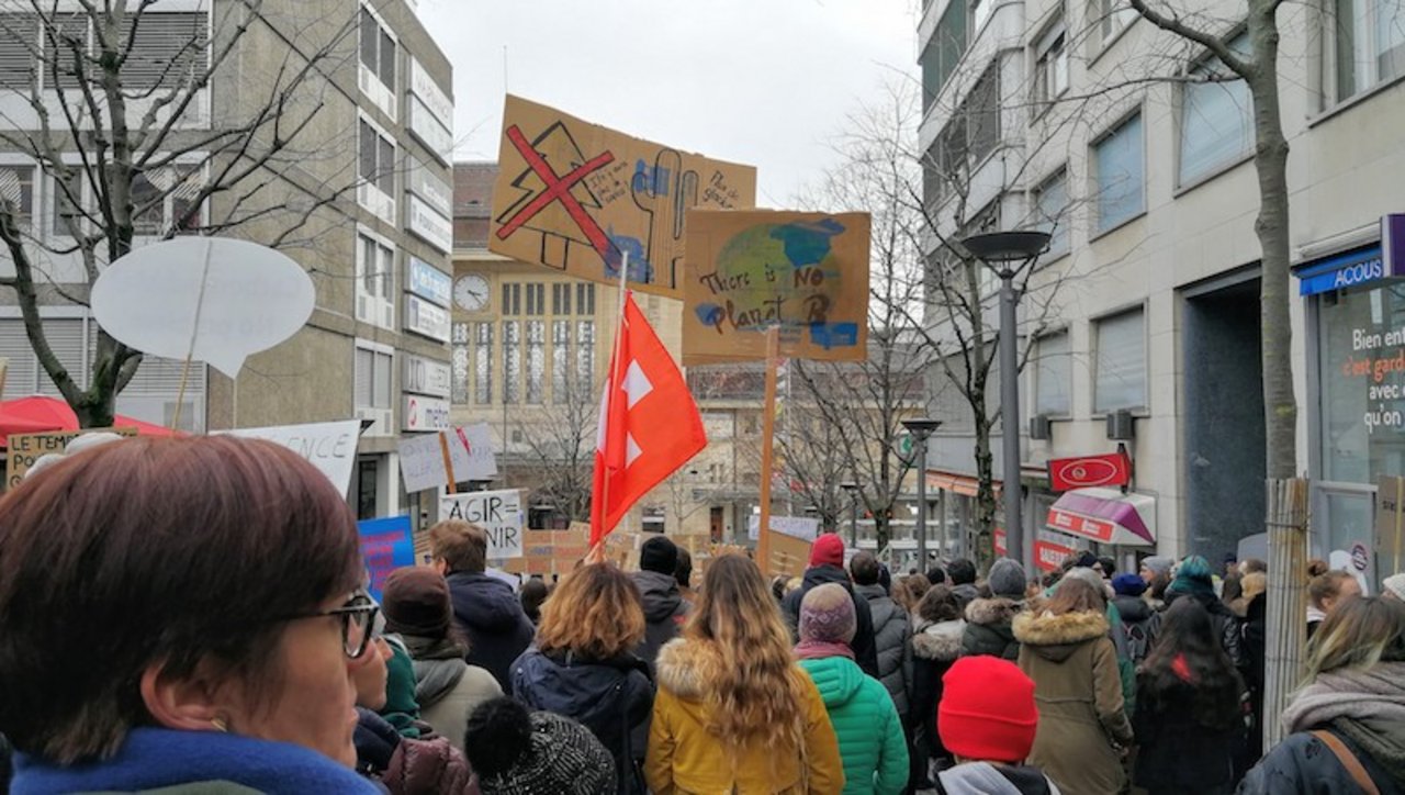 In Schweizer Städten streiken Schüler für eine bessere Klimapolitik. (Bild sbu)