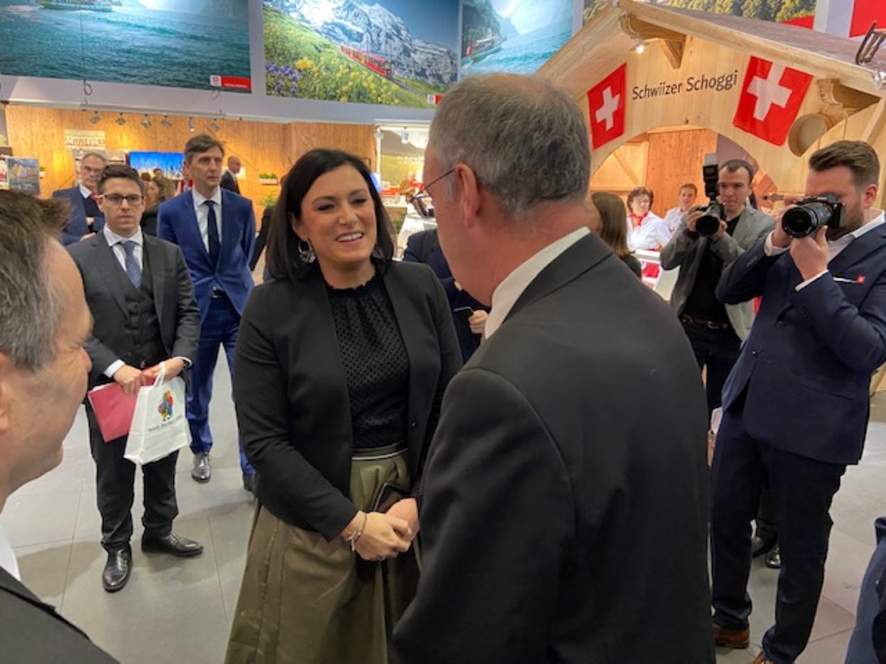 Die österreichische Agrarministerin Elisabeth Köstinger mit Guy Parmelin am Schweizer Stand. (Bild akr)