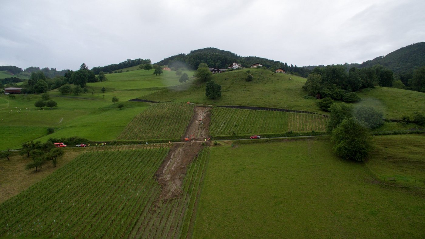 Der Erdrutsch in einem Rebberg in Lüchingen ist von weitem zu sehen. Der Hang ... (Bilder Kapo SG)