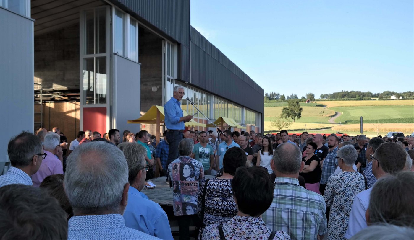 Markus Höltschi, Rektor Hohenrain vor grossem und aufmerksamem Publikum.