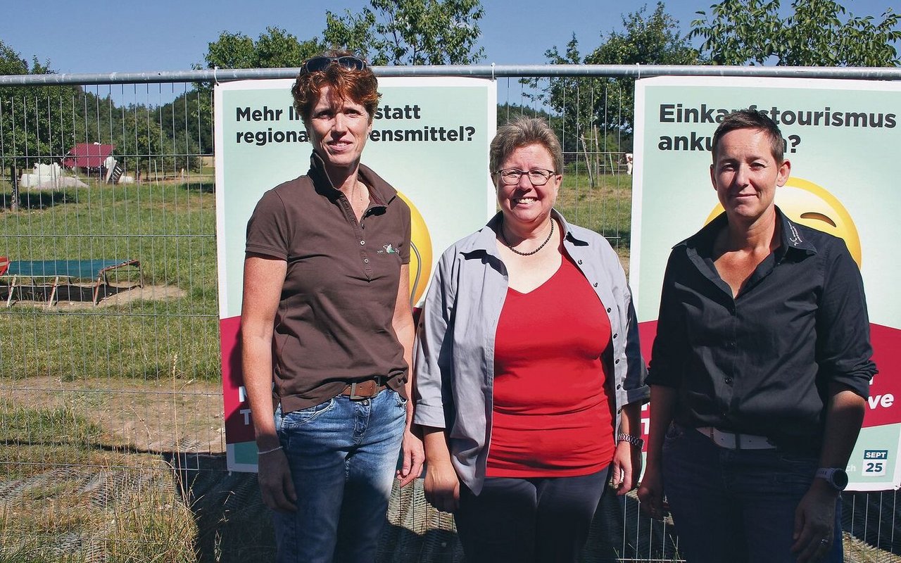 Regula Böhi-Zbinden, Präsidentin Thurgauer Landfrauen, sowie Maya Grunder und Kantonsrätin Eveline Bachmann zeigen Einsatz.