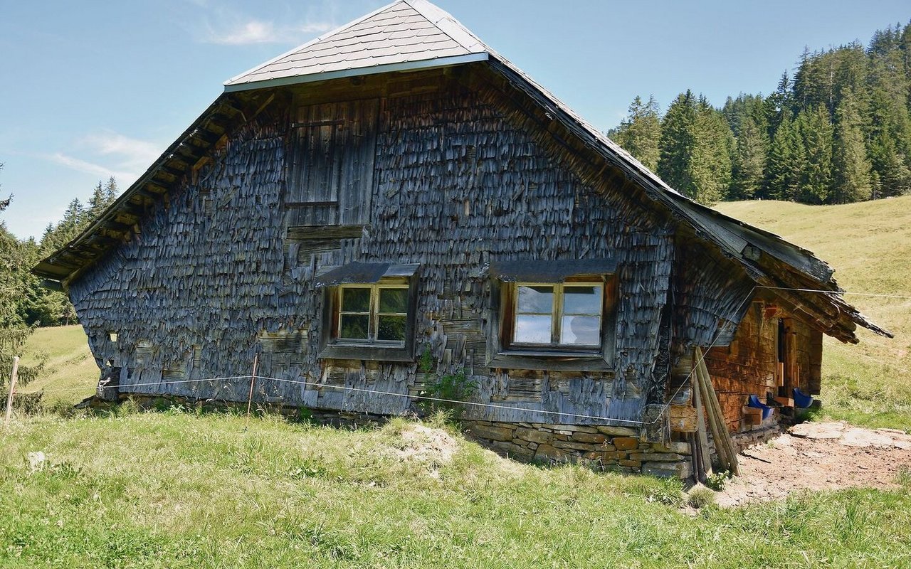 Diese Alphütte ist über 600 Jahre alt. Viele Alpen sind von den Bauern gepachtet.