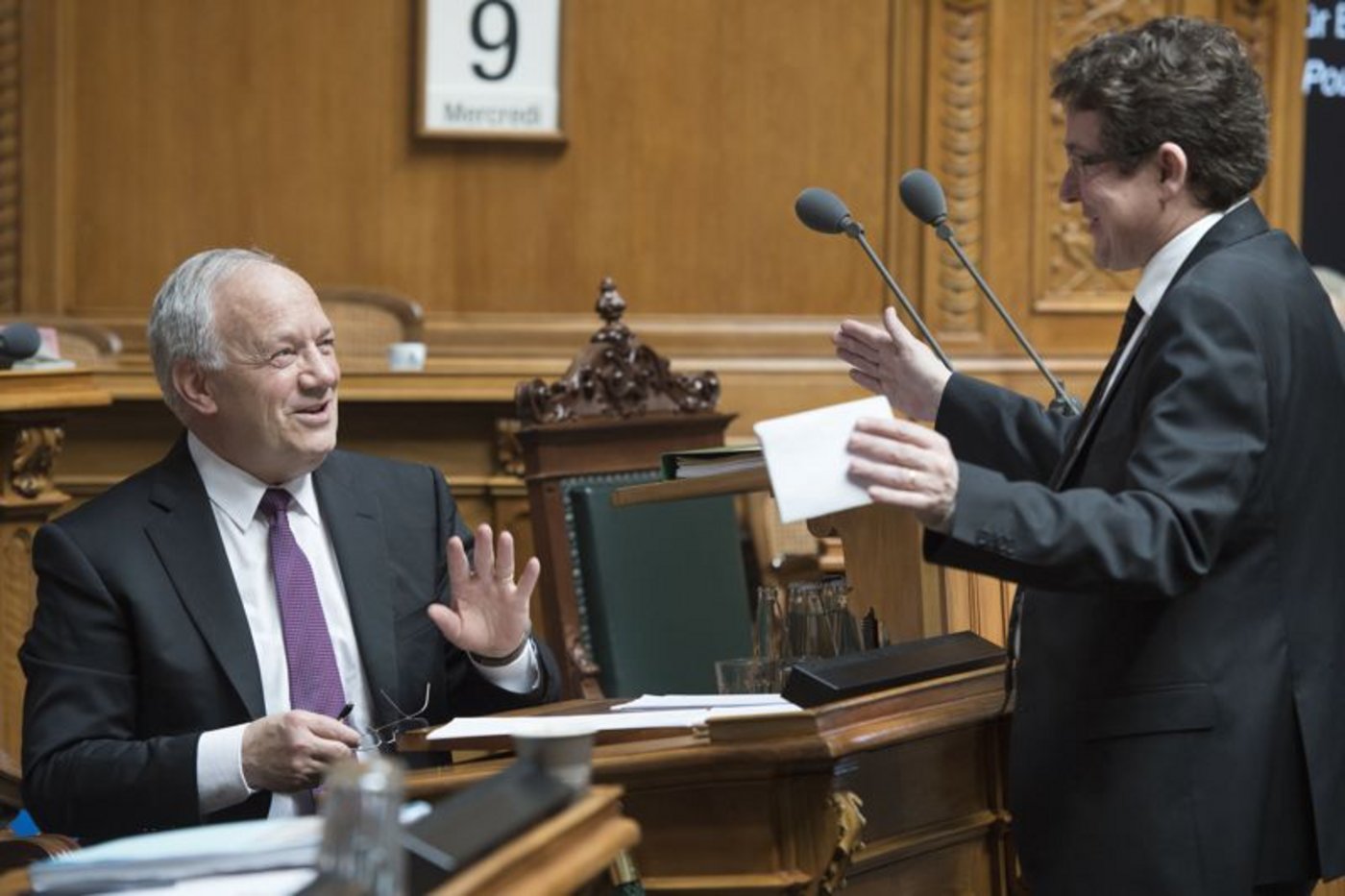 Bundespraesident Johann Schneider-Ammann (links) und Albert Roesti (SVP/BE) befassen sich mit der Initiative für Ernährungssicherheit. (Bild Keystone)