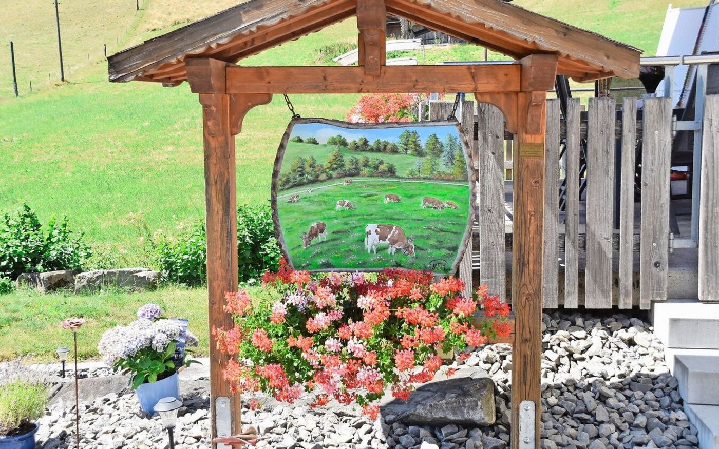 Die Hoftafel auf ihrem Betrieb sagt alles: Die Familie Mast liebt Tradition und Fortschritt zugleich.