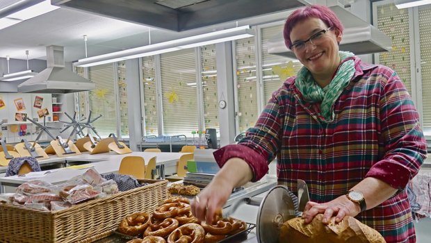 Nicole Wäckerlin betitelt sich selber als Hauswirtschafts-Dinosaurier, sie unterrichtet das Fach seit 30 Jahren. Nebst Ernährungs- und Nachhaltigkeitsfragen gehört bei ihr auch der Umgang mit Geld in den Stundenplan.(Bild Esther Thalmann)