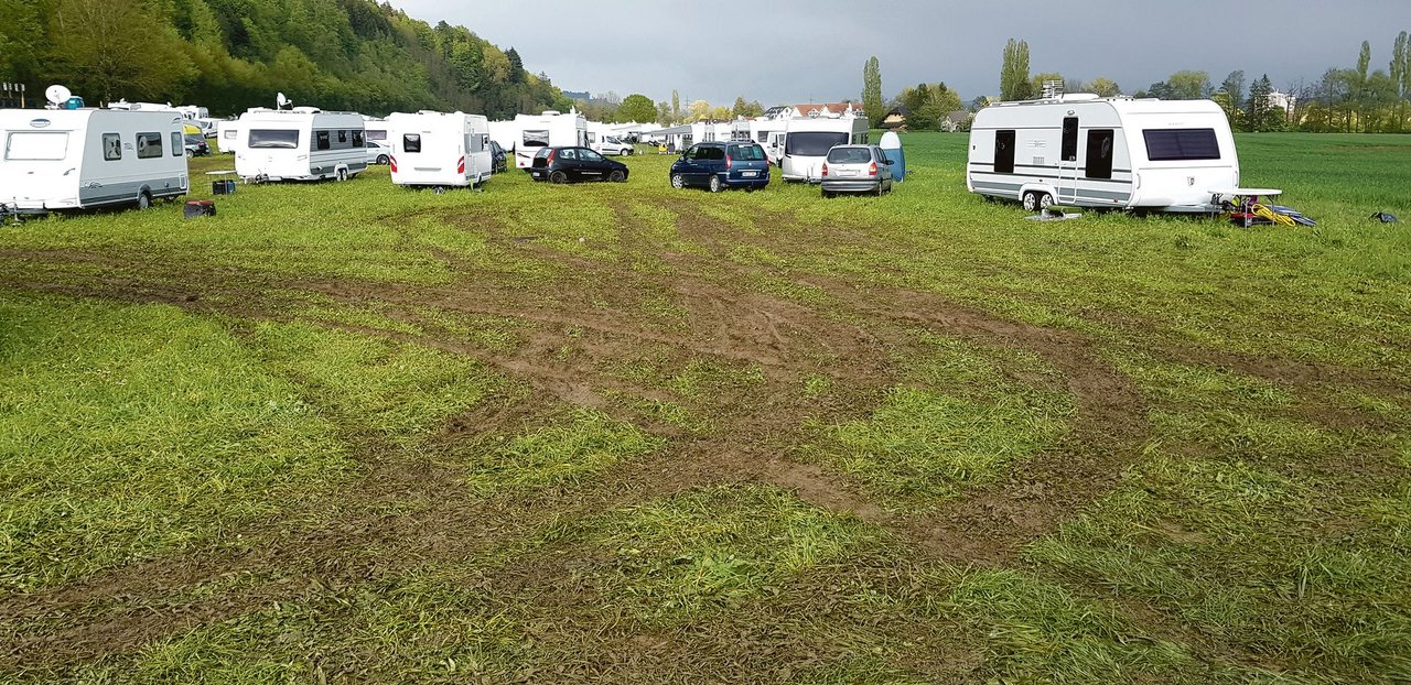 Das ist kein Campingplatz, sondern eigentlich ein Stück Öko-Ausgleichsfläche in Worben. Rund 400 Fahrende haben hier zwischenzeitlich ihr Lager aufgeschlagen und 70 bis 80 Wohnwagen auf das nasse Land gestellt. (Bild BauernZeitung)