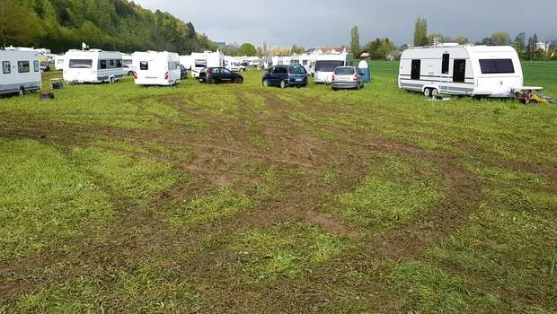 Das ist kein Campingplatz, sondern eigentlich ein Stück Öko-Ausgleichsfläche in Worben. Rund 400 Fahrende haben hier zwischenzeitlich ihr Lager aufgeschlagen und 70 bis 80 Wohnwagen auf das nasse Land gestellt. (Bild BauernZeitung)