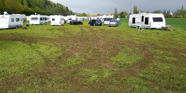 Das ist kein Campingplatz, sondern eigentlich ein Stück Öko-Ausgleichsfläche in Worben. Rund 400 Fahrende haben hier zwischenzeitlich ihr Lager aufgeschlagen und 70 bis 80 Wohnwagen auf das nasse Land gestellt. (Bild BauernZeitung)