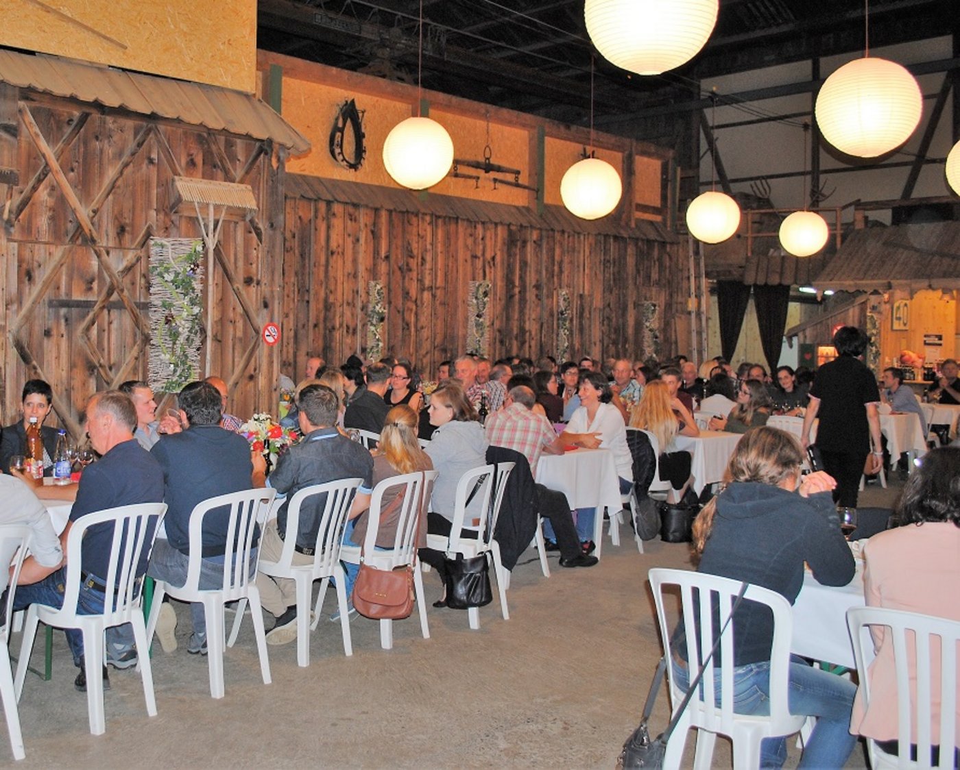 Mit Familien, Berufsbildnern und Lehrern feierten die Absolventen auf dem Lützelhof der Familie Dillier. 