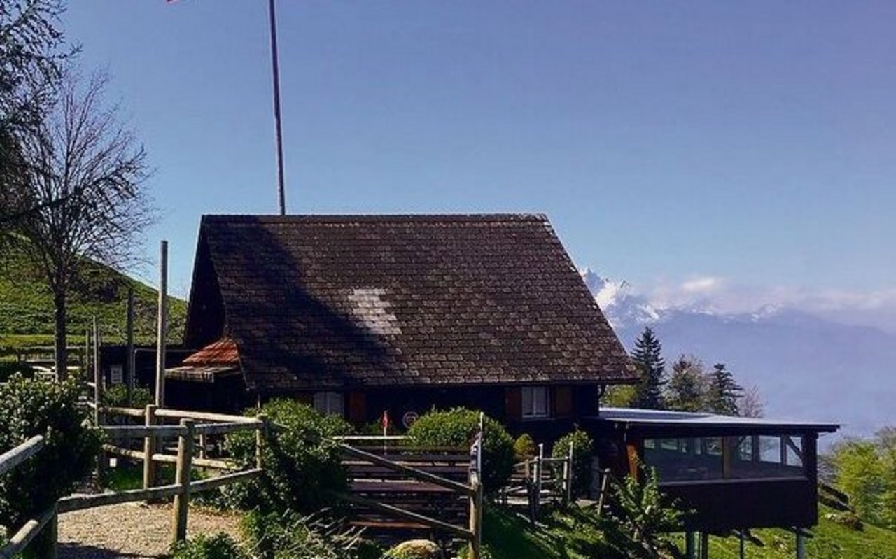 Die bisherige Alpwirtschaft mit angebauter Terrasse wird auf den Stand von 1970 zurückgebaut. 