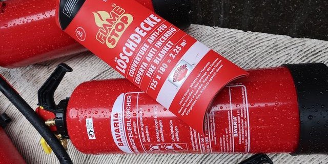 Erst nach dem Anruf bei der Feuerwehr, selber mit dem Feuerlöschen beginnen. (Symbolbild und Video Esther Thalmann)