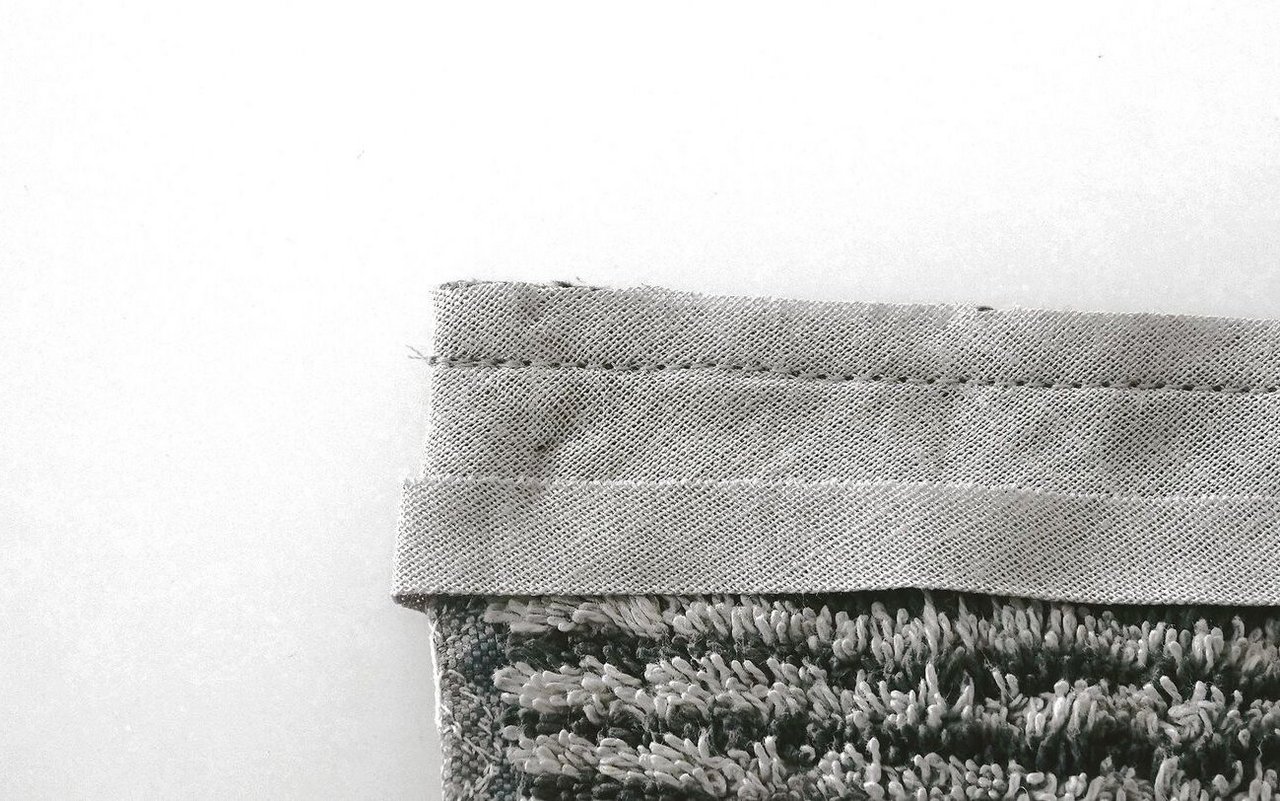 Anstelle von Zierstichen können die Kanten der Frottée-Tücher auch mit Schrägband neu eingefasst werden.